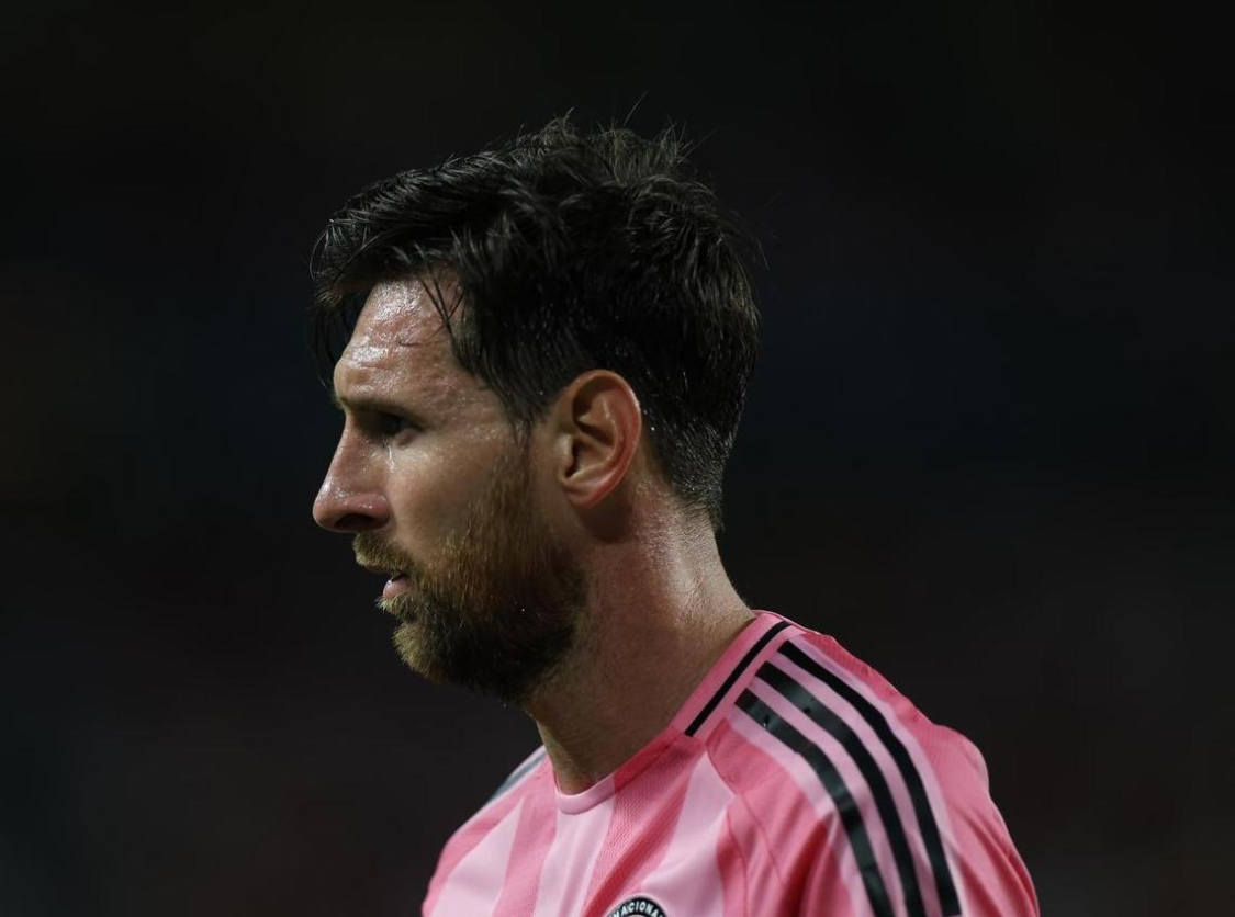 云开体育-领袖!梅西让德保罗别抱怨队友!还示意保安别拦球迷!